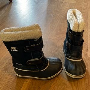 Sorel kids waterproof snow boots. Furry lining. So warm and soft.